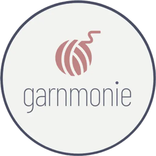 Rundes garnmonie Logo mit einem rosa Wollknäuel.