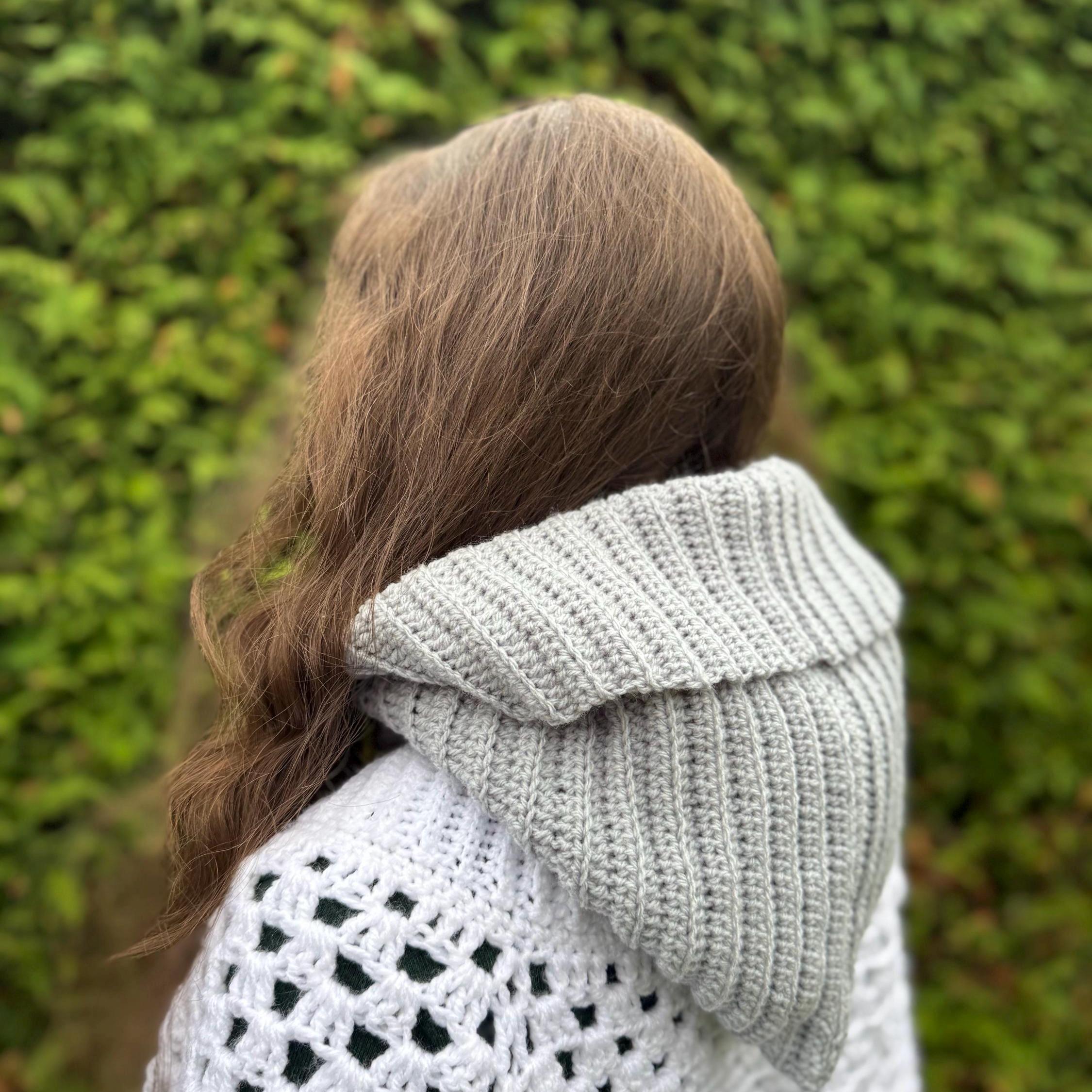 Handgehäkelte Kapuzenmütze mit Rollkragen – Bild 2