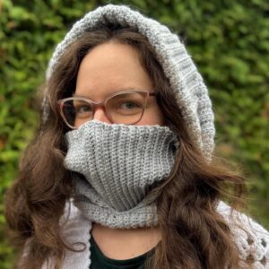 Handgehäkelte Kapuzenmütze mit Rollkragen