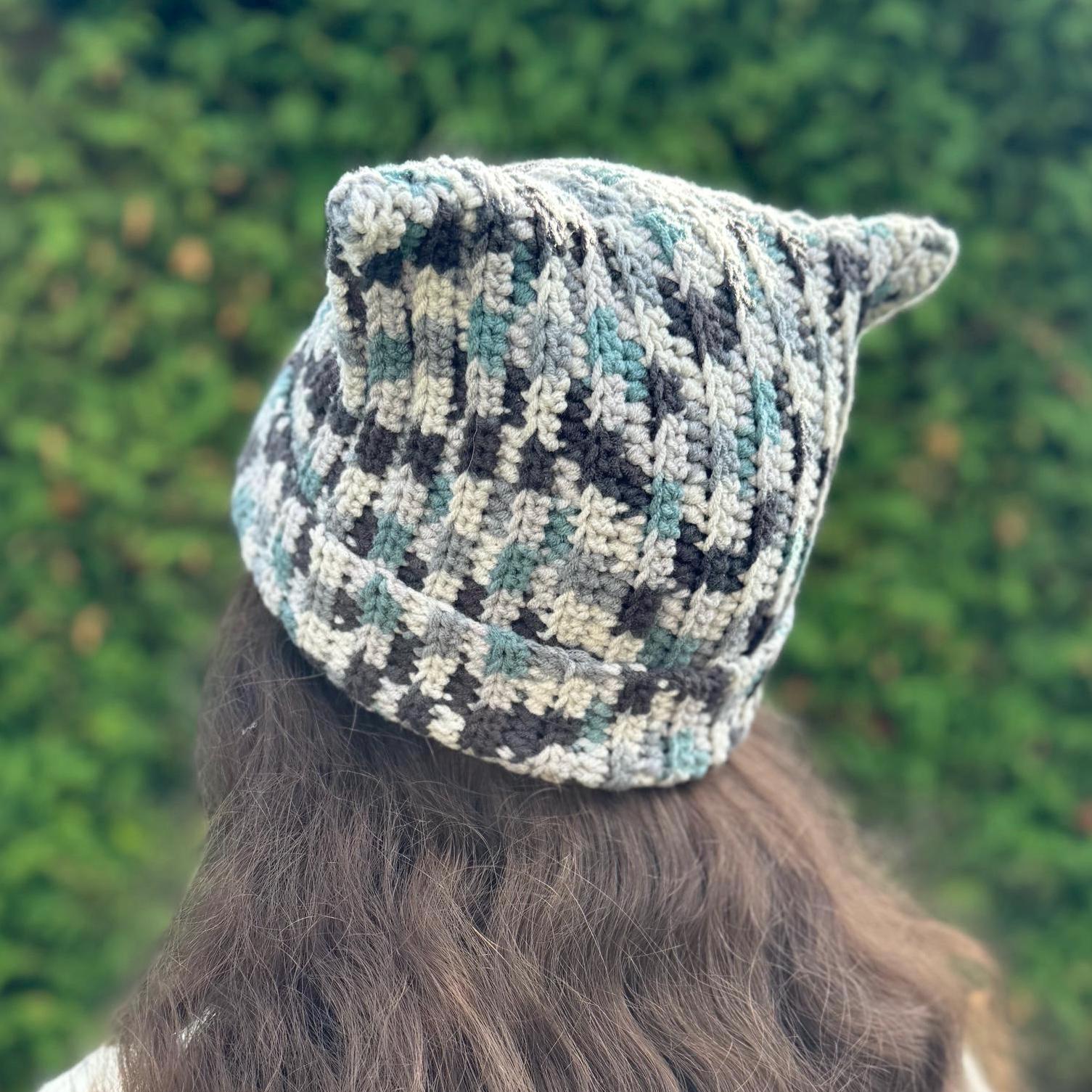 Handgefertigte Häkel-Katzenbeanie aus weicher Wolle – Bild 2