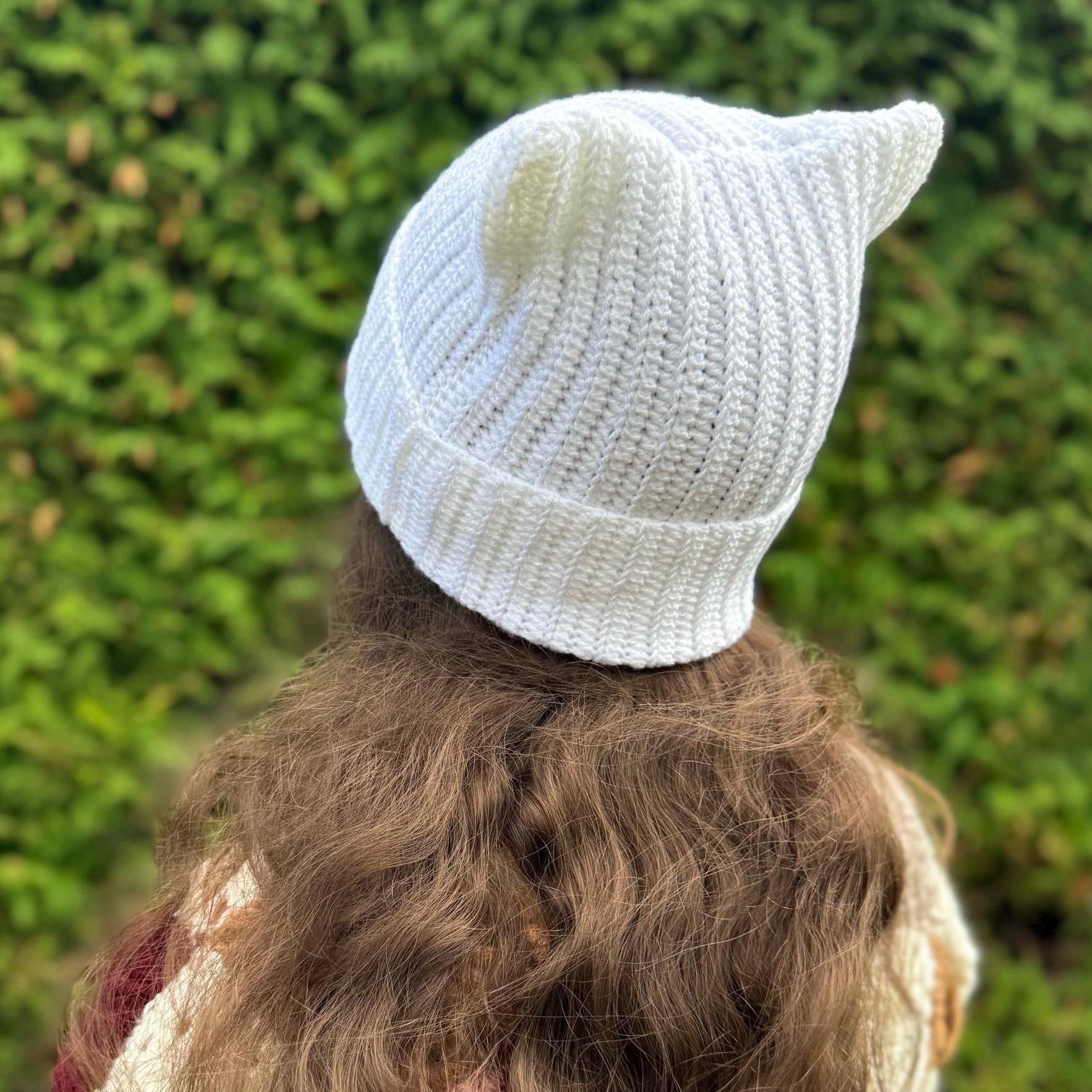 Handgefertigte Häkel-Katzenbeanie aus weicher Wolle – Bild 3