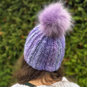 Handgehäkelte Wintermütze mit weichem Pompon