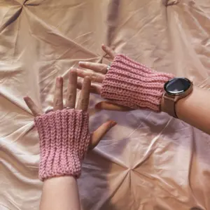 Schlichte, handgehäkelte Pulswärmer