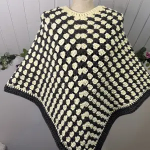 Handgehäkelter Poncho – warm, modern & bequem