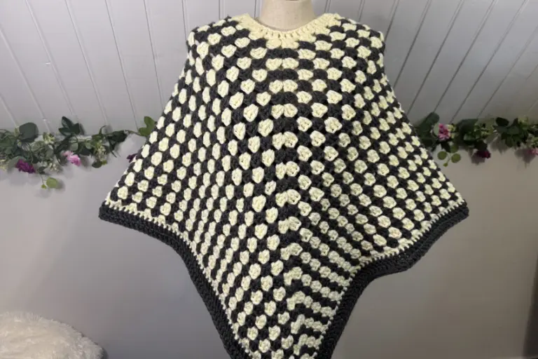 Granny Poncho häkeln im Granny-Muster: einfache Top-Down Anleitung mit zwei Spitzen