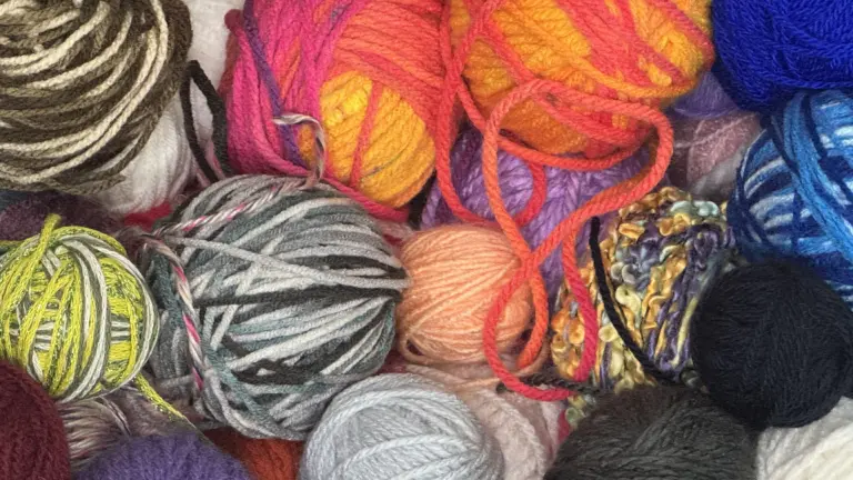 Wollreste sortieren, lagern & verbinden: So wird aus Restegarn ein echtes System