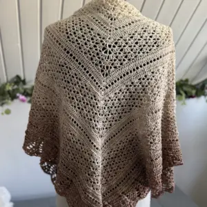 Handgehäkeltes Dreieckstuch „Erigeneia“ – Individuelles Häkel-Schultertuch mit Farbverlauf | Boho Dreiecksschal nach Wunsch