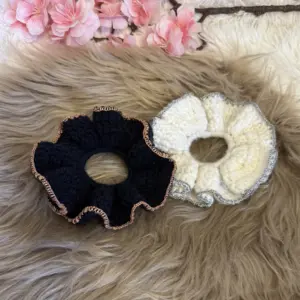 Handgemachter gehäkelter Scrunchie mit Glitzerrand
