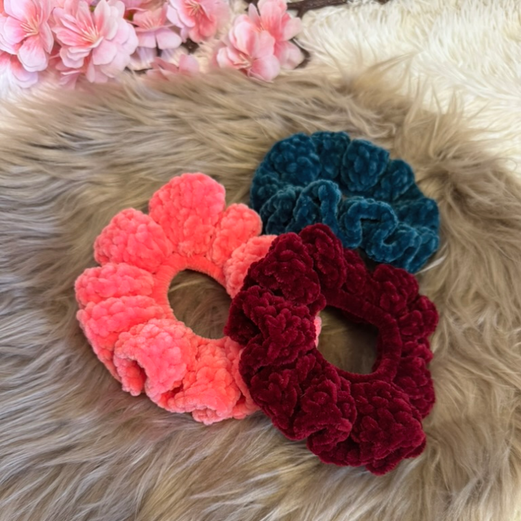 Ultraflauschige Scrunchies aus Chenille – weiche gehäkelte Haargummis